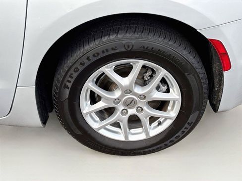 Used 2023 Chrysler Pacifica Touring-L FWD image 31