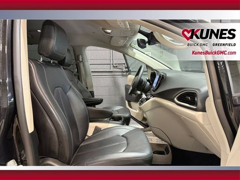 Used 2024 Chrysler Pacifica Touring-L FWD image 37