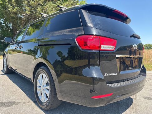 Used 2016 Kia Sedona LX w/ Option Group 020 FWD image 3