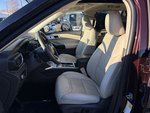 Used 2023 Ford Explorer Platinum w/ Technology Package image 13