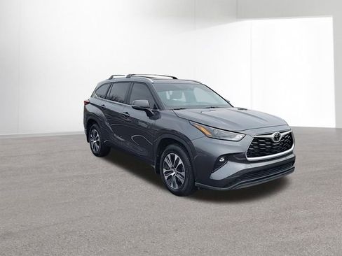 Used 2023 Toyota Highlander XLE image 2