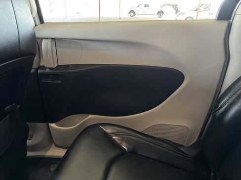 Used 2023 Chrysler Pacifica Touring-L image 33