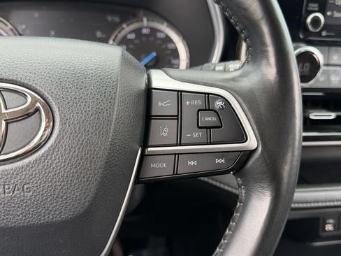 Used 2022 Toyota Highlander XLE AWD/4WD image 19