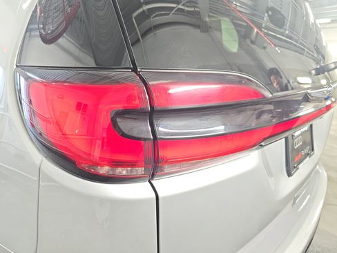 Used 2024 Chrysler Pacifica Touring-L image 30