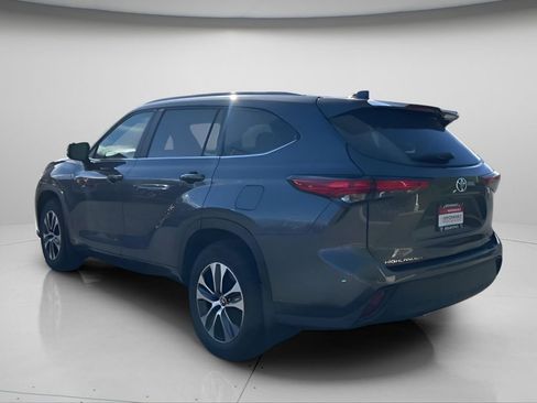 Used 2023 Toyota Highlander XLE image 6