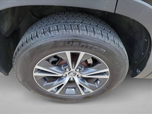 Used 2019 Toyota Highlander LE FWD image 11