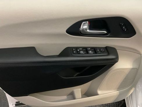Used 2020 Chrysler Pacifica Limited FWD image 10