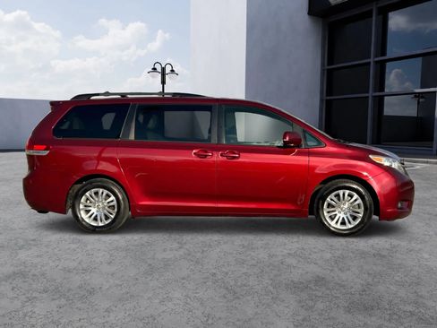 Used 2013 Toyota Sienna XLE image 4