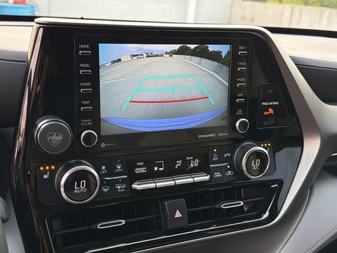 Used 2022 Toyota Highlander XLE AWD/4WD image 33