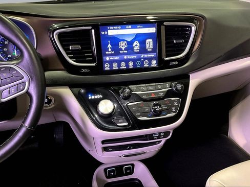 Used 2019 Chrysler Pacifica Touring-L Plus w/ Advanced Safetytec Group FWD image 9