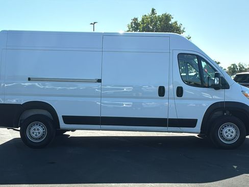 Used 2025 RAM ProMaster 2500 w/ Convenience Group FWD image 2