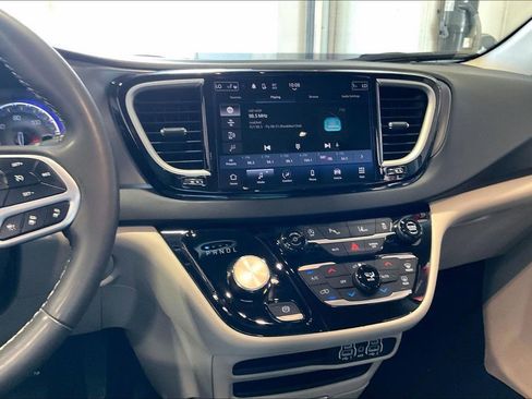 Used 2023 Chrysler Pacifica Touring-L FWD image 10