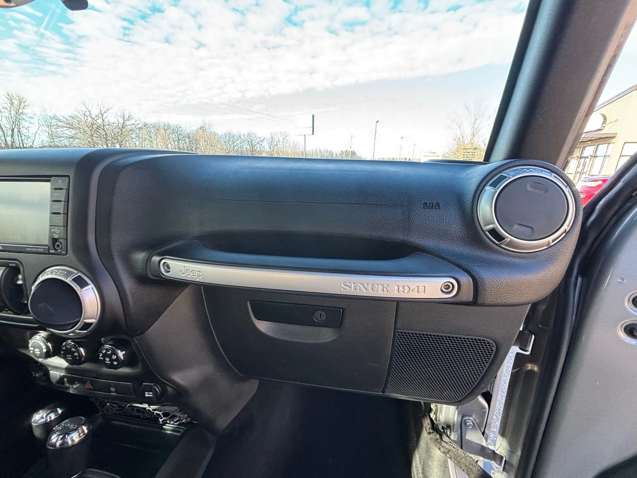Used 2017 Jeep Wrangler Unlimited Sahara w/ Connectivity Group AWD/4WD image 36