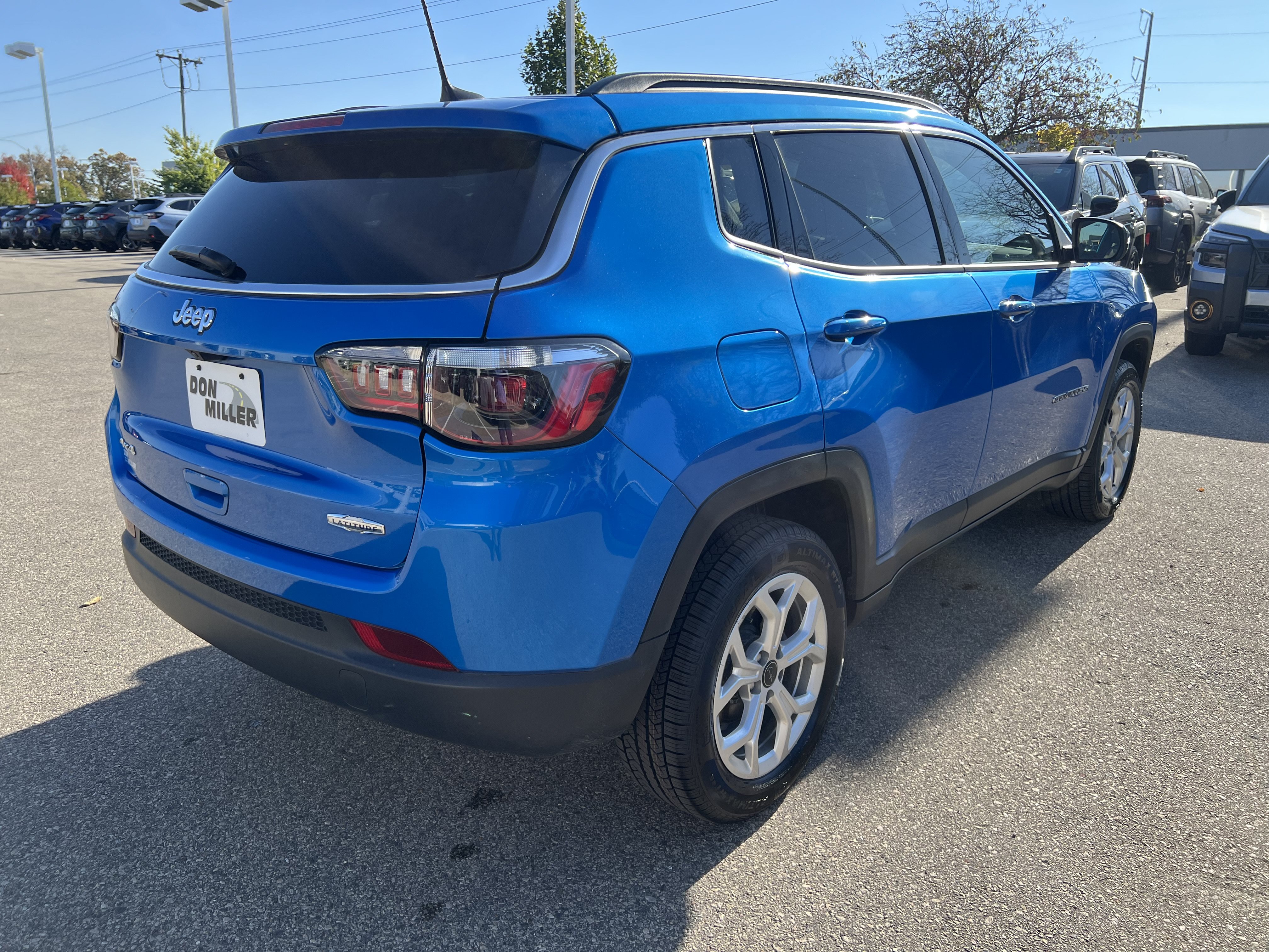 Used 2025 Jeep Compass Latitude AWD/4WD image 7