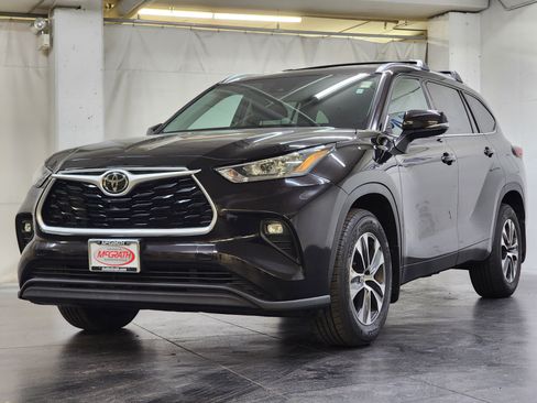 Used 2020 Toyota Highlander XLE AWD/4WD image 11