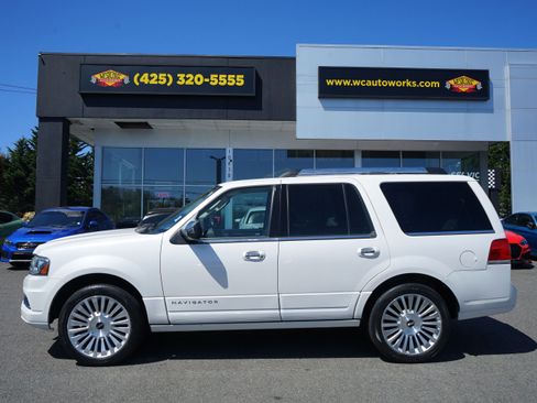 Used 2016 Lincoln Navigator Select AWD/4WD image 2
