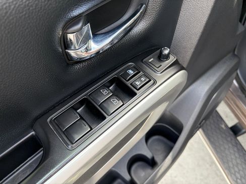 Used 2018 Nissan Titan SL w/ Chrome Package AWD/4WD image 10