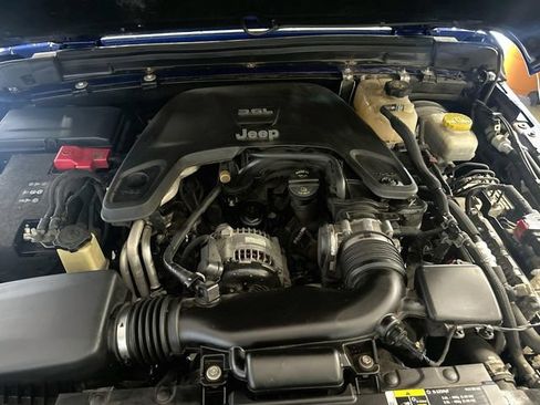 Used 2018 Jeep Wrangler Unlimited Sport S AWD/4WD image 32
