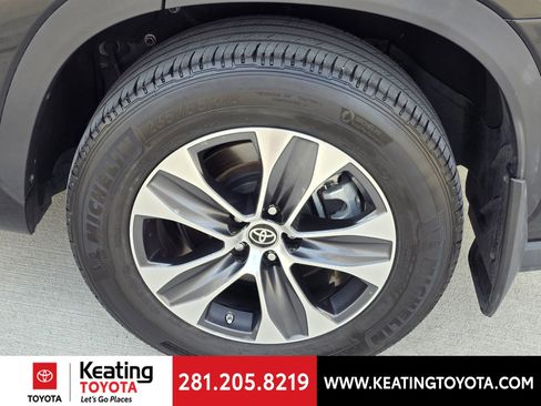 Used 2024 Toyota Highlander XLE FWD image 34