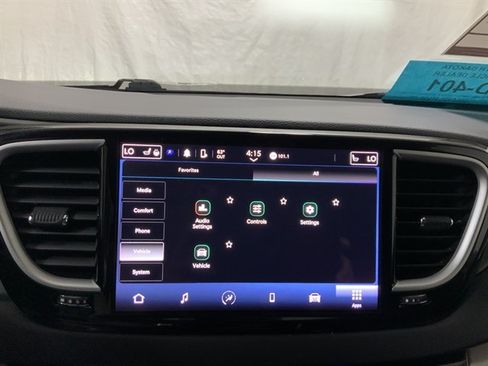 Used 2023 Chrysler Pacifica Touring-L FWD image 38