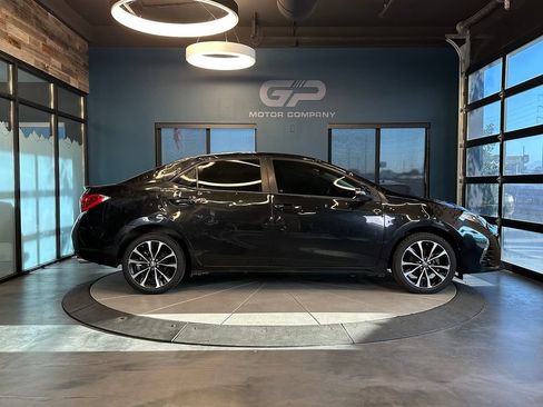 Used 2017 Toyota Corolla SE w/ Carpet Mat Package (TMS) FWD image 2