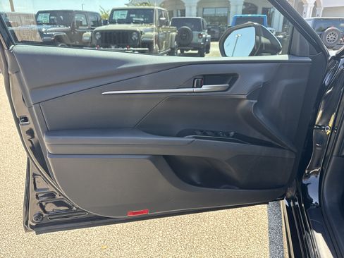 Used 2025 Toyota Camry SE w/ Convenience Package FWD image 11
