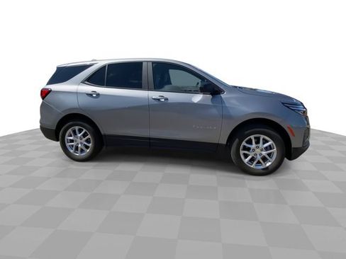 Used 2024 Chevrolet Equinox LS w/ LS Convenience Package AWD/4WD image 3