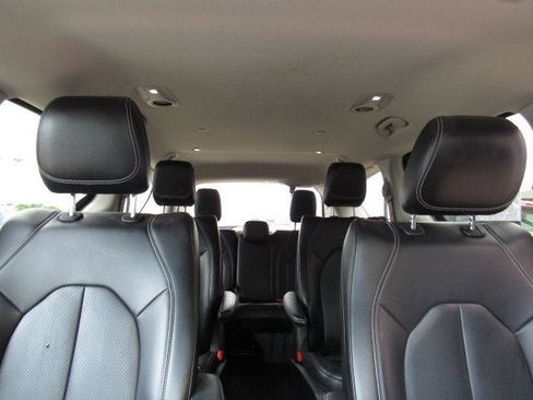 Used 2023 Chrysler Pacifica Touring-L FWD image 29
