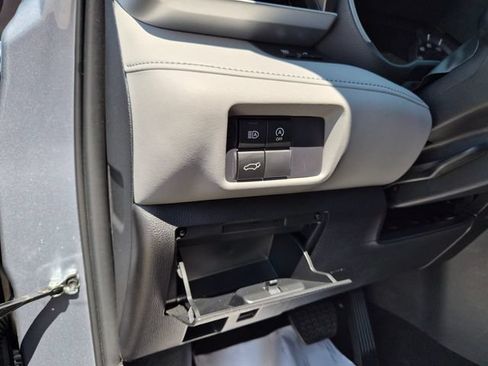 Used 2024 Toyota Highlander XLE AWD/4WD image 17