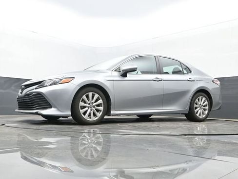 Used 2020 Toyota Camry LE image 12