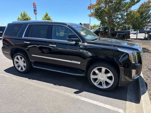 Used 2018 Cadillac Escalade Luxury RWD image 2