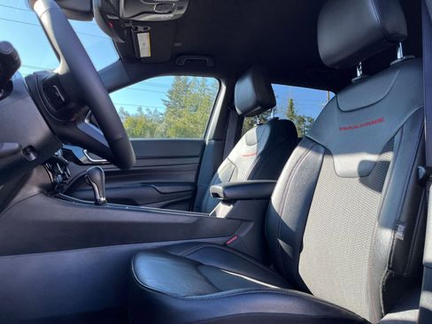 Used 2025 Jeep Compass Trailhawk image 27