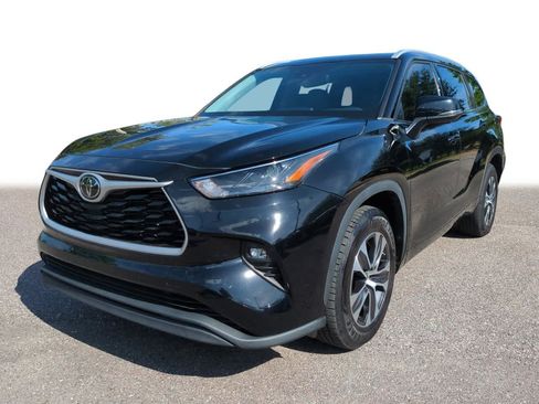 Used 2022 Toyota Highlander XLE FWD image 1
