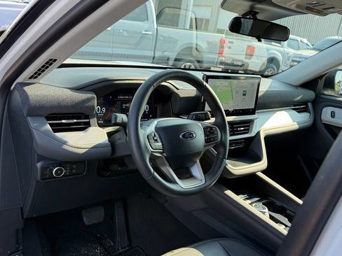 Used 2025 Ford Explorer Active w/ Active Comfort Package AWD/4WD image 4