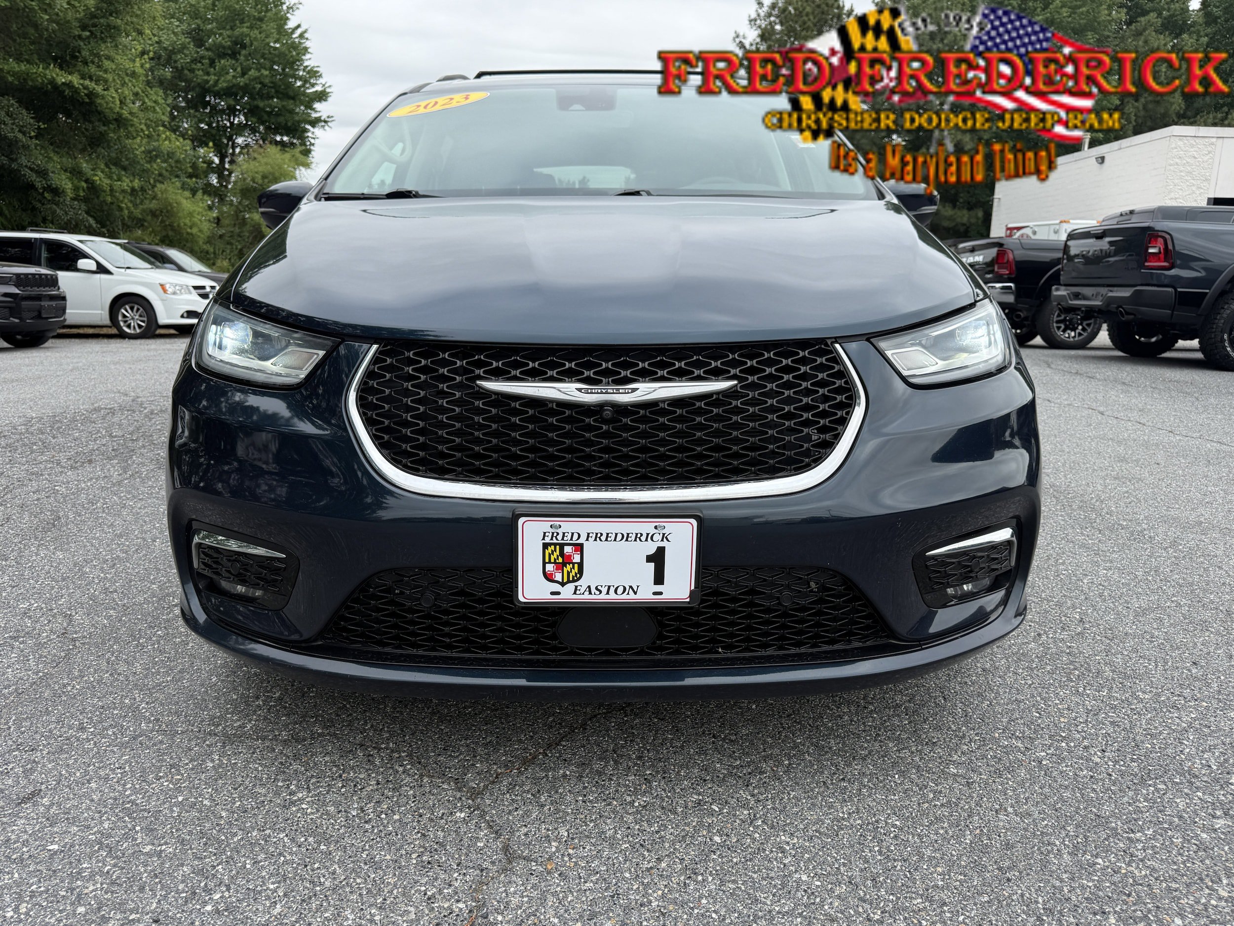 Used 2023 Chrysler Pacifica Touring-L AWD/4WD image 2