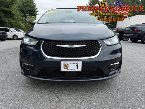 Used 2023 Chrysler Pacifica Touring-L AWD/4WD image 2