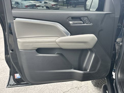 Used 2025 Chevrolet Colorado ZR2 w/ Technology Package AWD/4WD image 11
