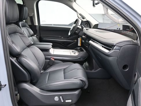 New 2025 Lincoln Navigator Reserve AWD/4WD image 8