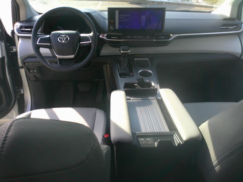 Used 2025 Toyota Sienna XLE image 46