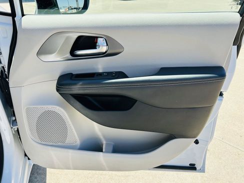 Used 2024 Chrysler Pacifica Touring-L FWD image 32