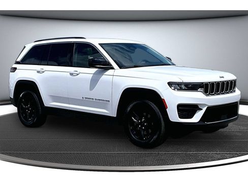 Certified 2024 Jeep Grand Cherokee Laredo AWD/4WD image 14