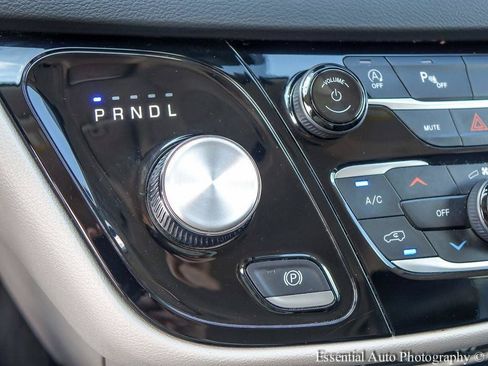 Used 2024 Chrysler Pacifica Touring-L FWD image 19