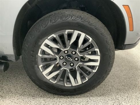 Used 2025 Chevrolet Suburban Z71 AWD/4WD image 15
