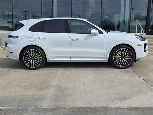 New 2025 Porsche Cayenne Turbo image 8