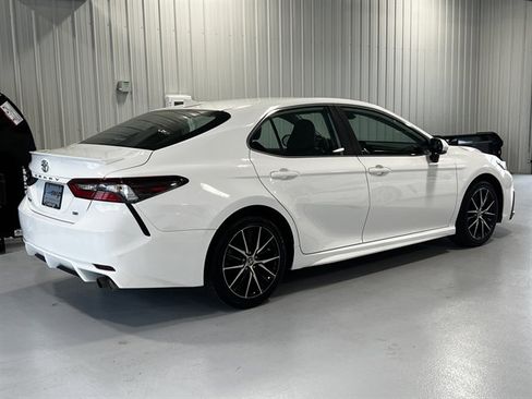 Used 2024 Toyota Camry SE image 3