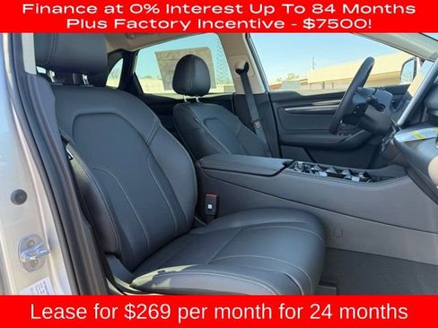 New 2025 VinFast VF 8 Eco image 41