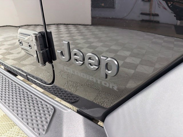 Used 2024 Jeep Gladiator Sport AWD/4WD image 17