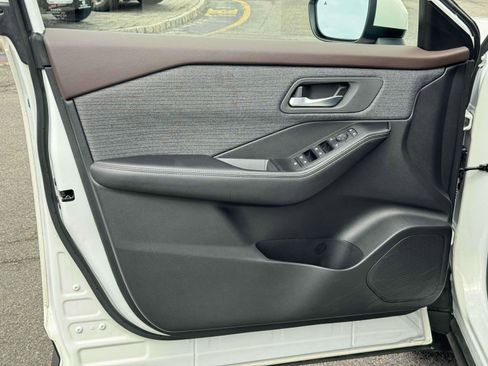 Used 2023 Nissan Rogue SV image 33