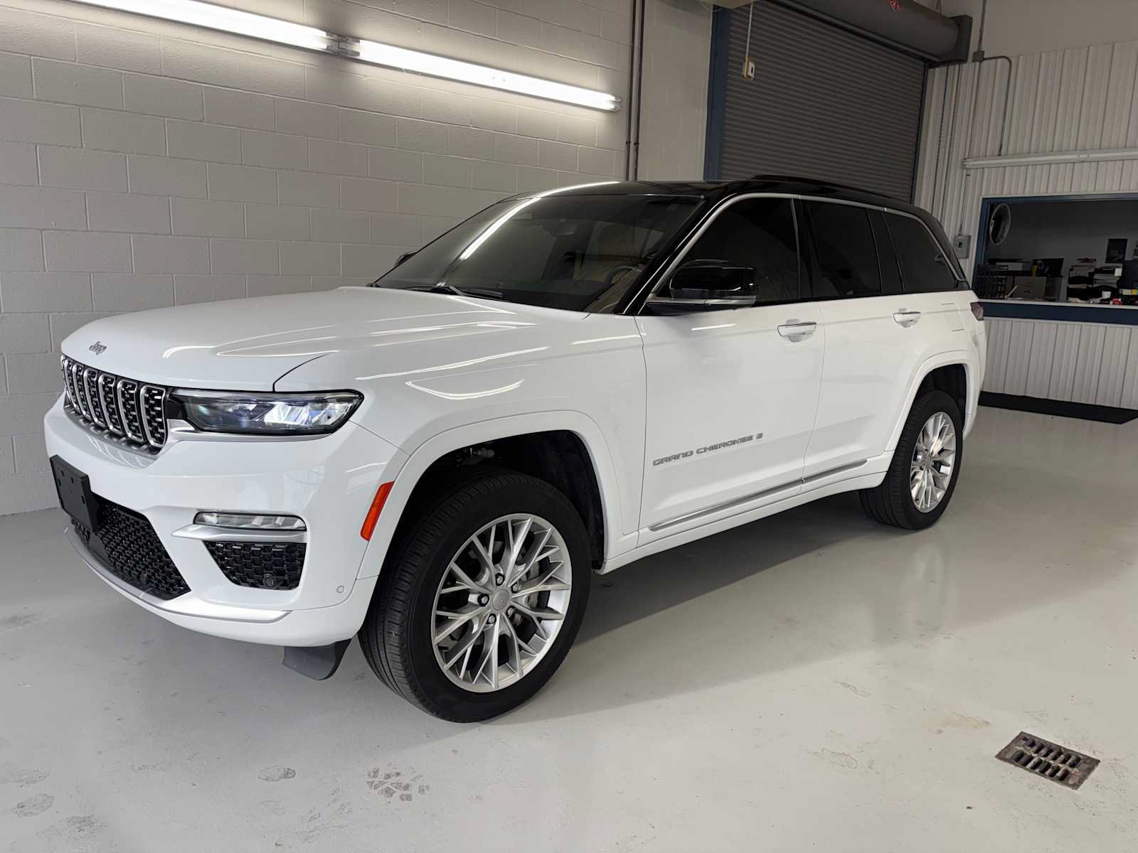Certified 2024 Jeep Grand Cherokee Summit AWD/4WD image 2