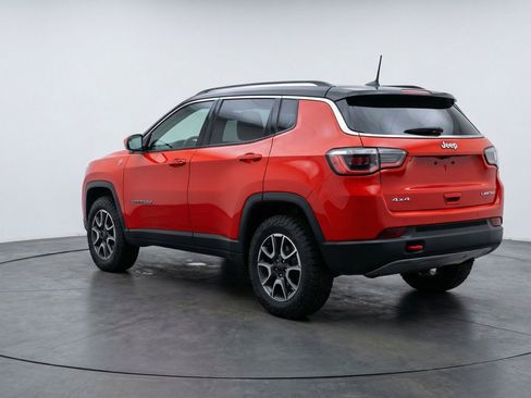 Used 2025 Jeep Compass Trailhawk AWD/4WD image 6
